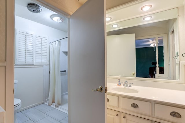 bathroom with a shower with curtain, vanity, and toilet