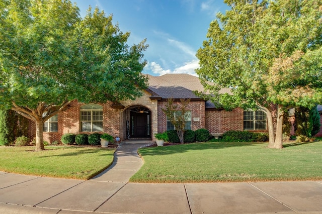 view of front of property featuring a front yard