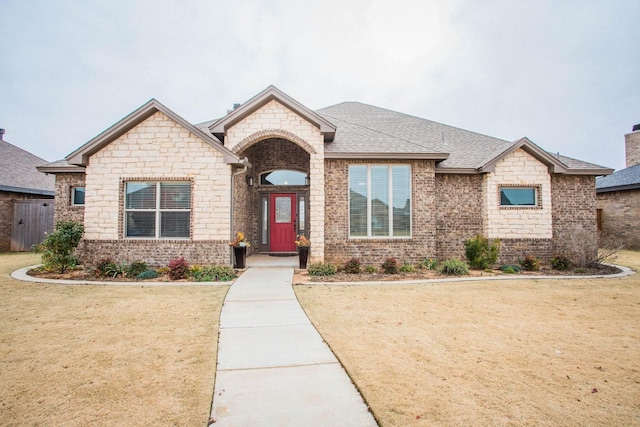 view of front of property featuring a front lawn