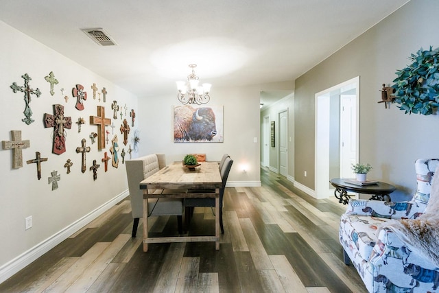 dining area with an inviting chandelier, dark wood-style floors, visible vents, and baseboards