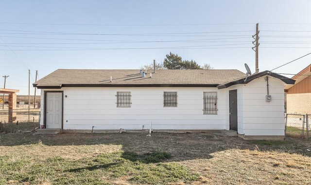 2004 Date Ave, Lubbock, TX 79404 - back of house featuring a yard