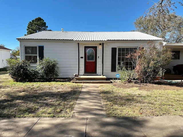 view of front facade with a front lawn