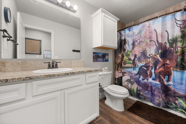 full bath featuring wood finished floors, toilet, vanity, and a shower with curtain