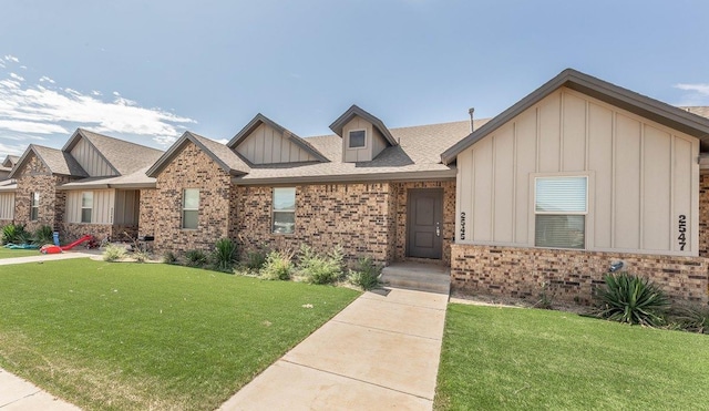 view of front of property featuring a front lawn