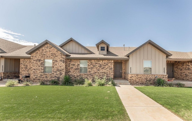 view of front facade featuring a front lawn