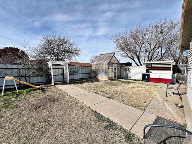 view of yard featuring an outbuilding