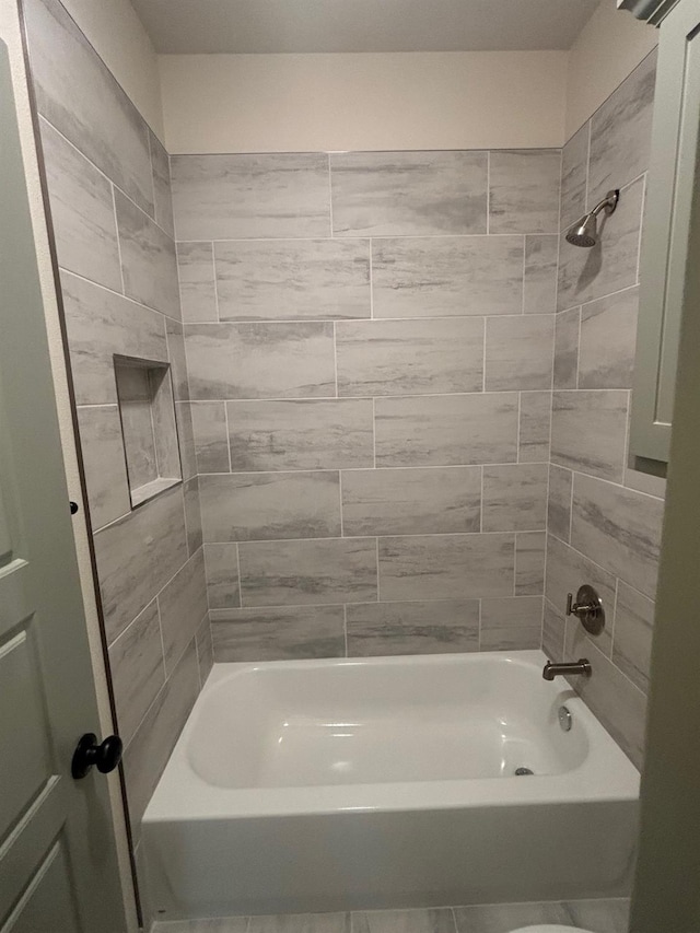 bathroom featuring tiled shower / bath combo