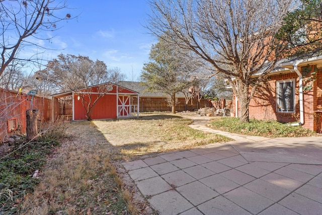 view of yard with a storage shed