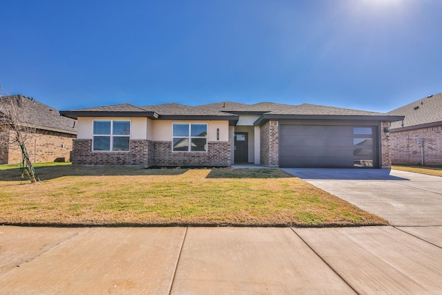 view of front facade featuring a garage and a front yard