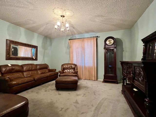 living room featuring an inviting chandelier, a textured ceiling, and carpet