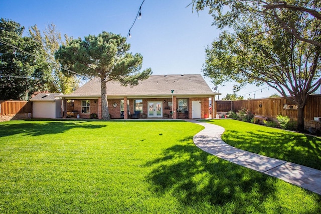 view of front of property featuring a front yard