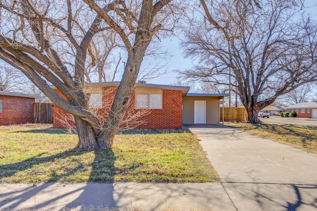 single story home featuring a front lawn