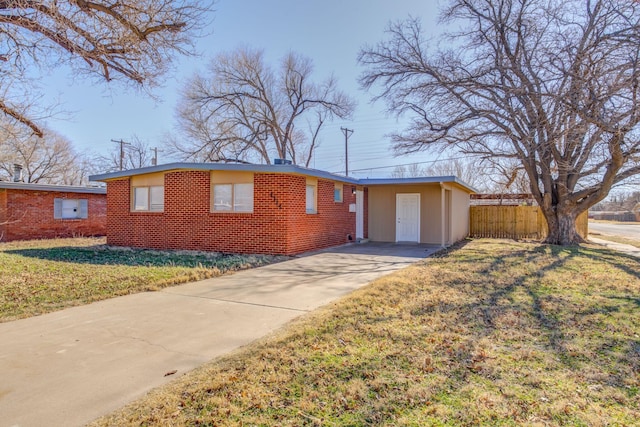 single story home featuring a front lawn