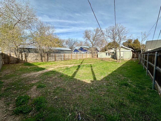 view of yard featuring a storage shed