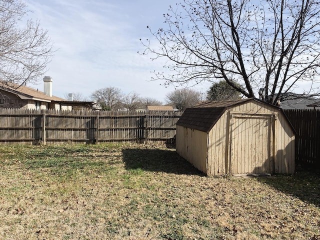 view of yard featuring a storage shed