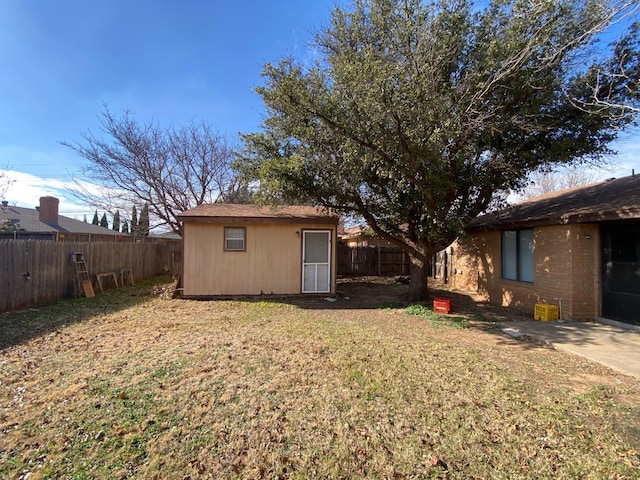 view of yard with a storage shed