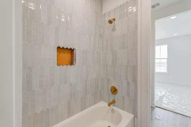 bathroom featuring tiled shower / bath combo