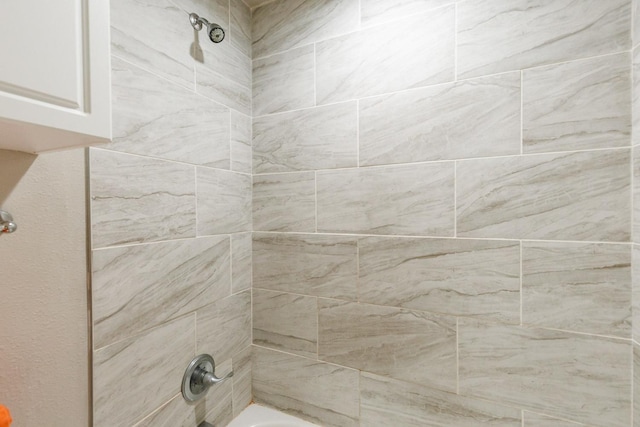 bathroom featuring tiled shower / bath