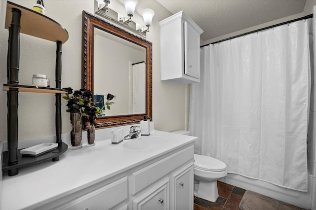 full bathroom featuring vanity, shower / bath combo with shower curtain, a textured ceiling, and toilet