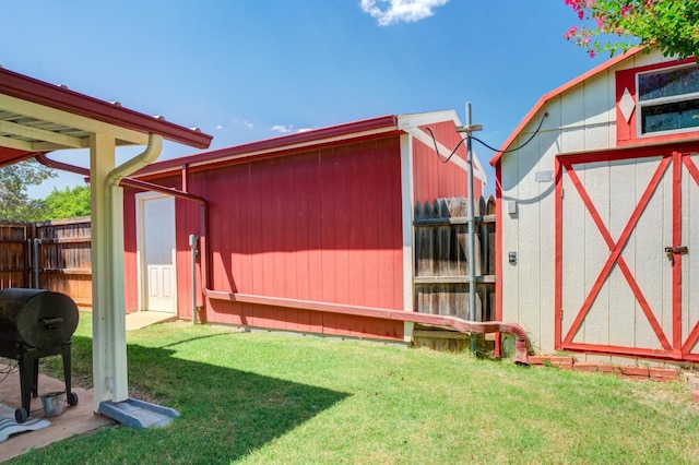 view of yard with a storage unit