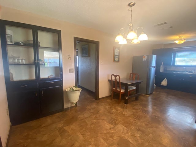 dining area featuring sink and a notable chandelier