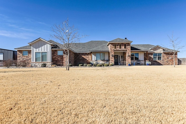 view of front facade featuring a front yard