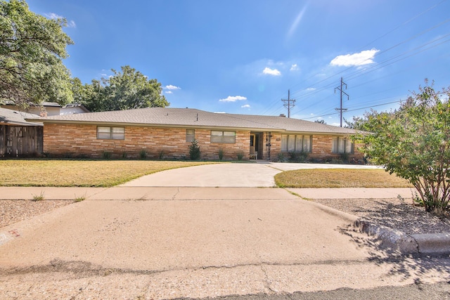 single story home featuring a front yard