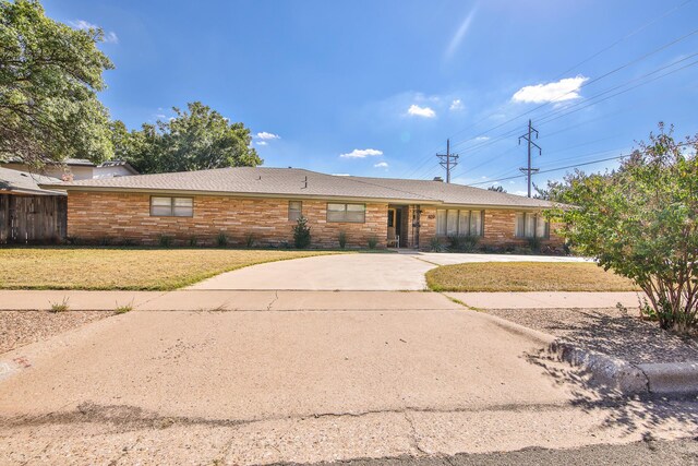 single story home featuring a front yard