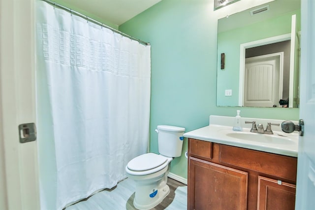 full bath featuring vanity, curtained shower, toilet, visible vents, and baseboards