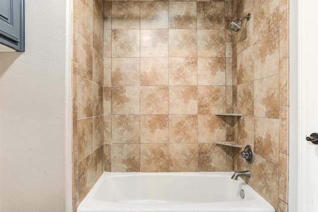 bathroom with tiled shower / bath