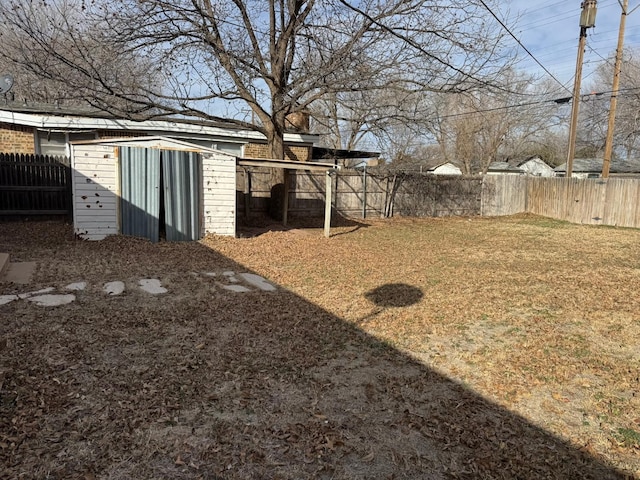 view of yard with a storage unit