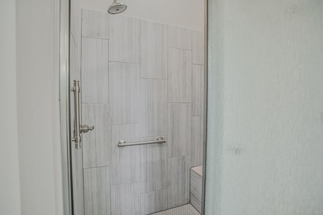 bathroom featuring tiled shower