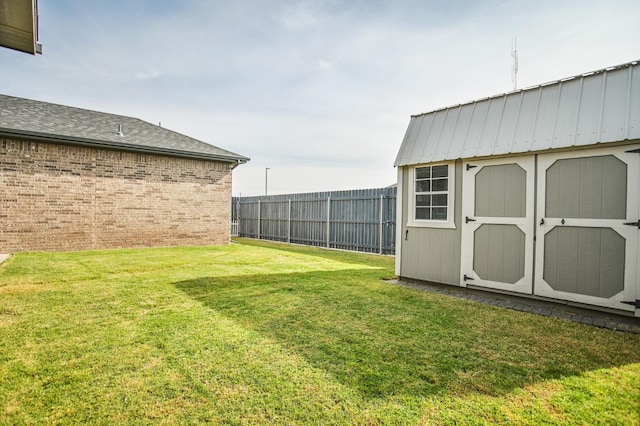 view of yard featuring a storage unit