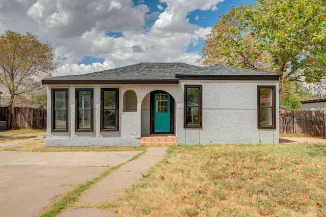 view of front of property with a front yard