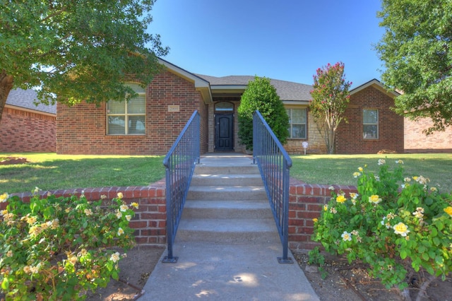 view of front of property featuring a front lawn