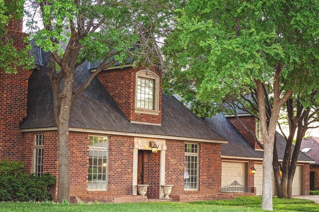 view of front of property featuring a garage