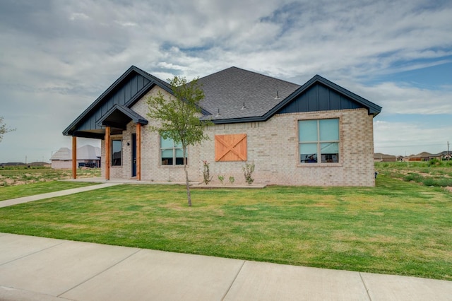 craftsman-style house featuring a front yard