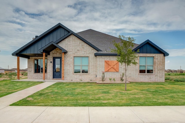 craftsman-style home featuring a front yard