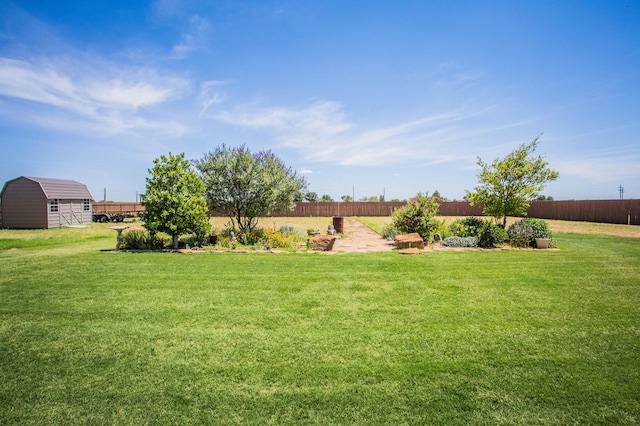 view of yard featuring an outbuilding and fence