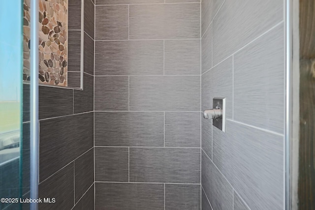 743 Co Rd, M, Tahoka, TX 79373 - full bathroom featuring tiled shower