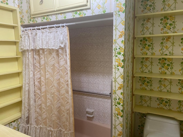 bathroom featuring shower / tub combo with curtain and toilet