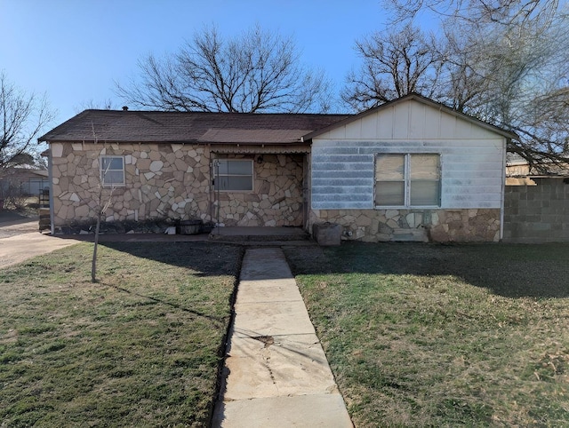 single story home featuring a front lawn