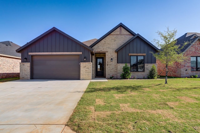 view of front facade featuring a garage and a front yard