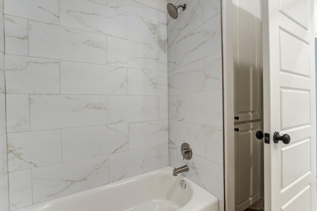 bathroom with tiled shower / bath combo