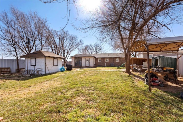 view of yard featuring a shed