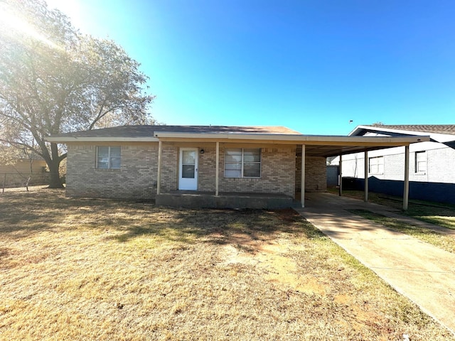 view of front of property featuring a carport and a front lawn