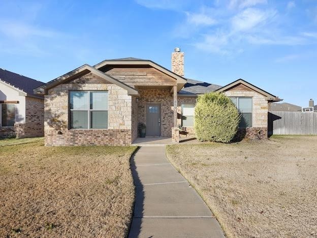 view of front of home featuring a front yard