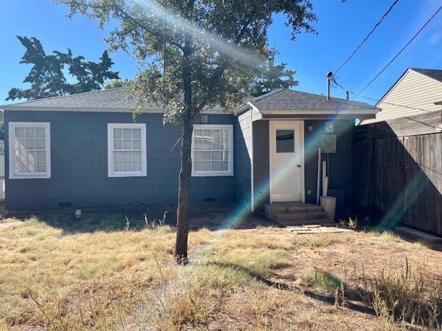 view of front of home featuring a front lawn