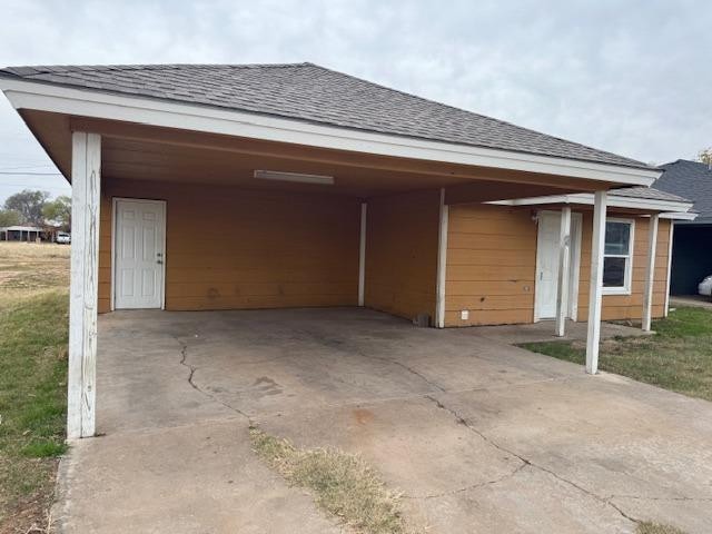 view of front facade with a carport