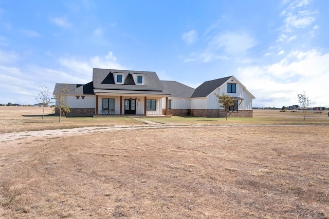 view of front of house featuring a front yard